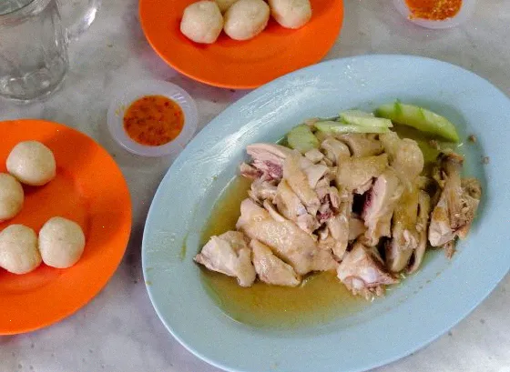 pollo estofado y albóndigas de arroz increíblemente suaves servidas en el restaurante de Melaka llamado Kedai Kopi Chung Wah
