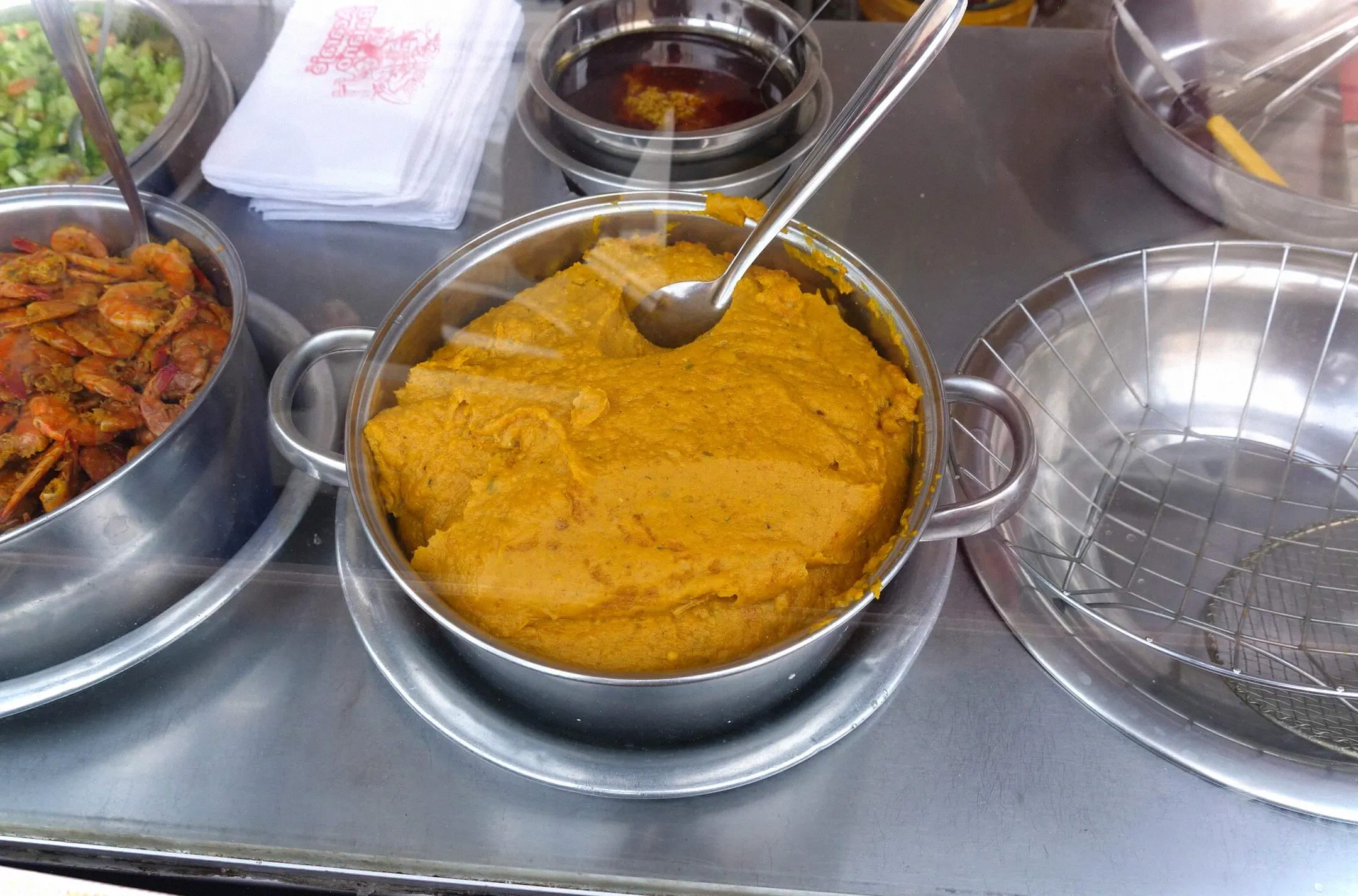 Vatapa, comida callejera Brasil, también obtiene su color amarillo del aceite de Dende.
