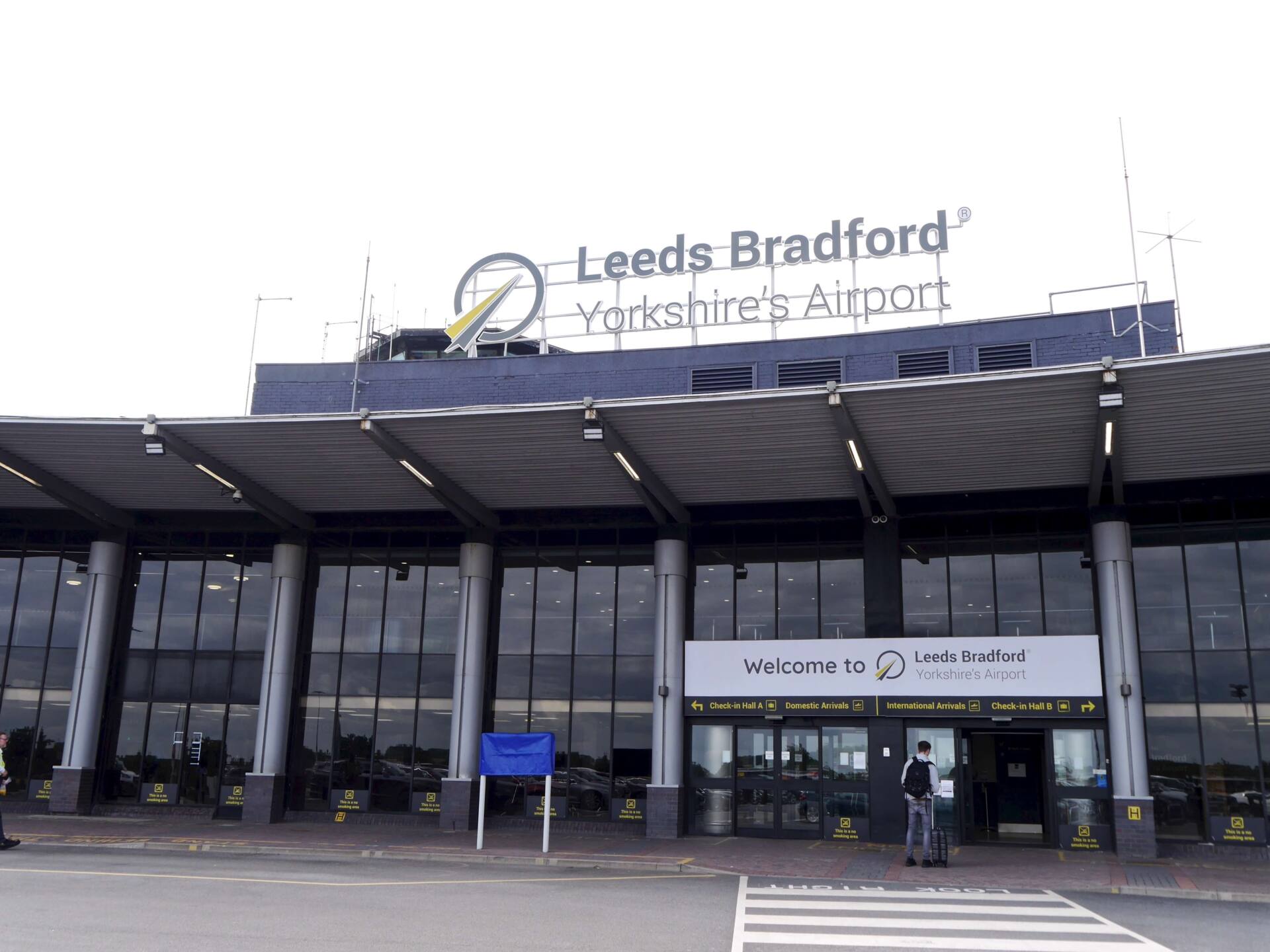 Entrada principal exterior del aeropuerto de Leeds Bradford