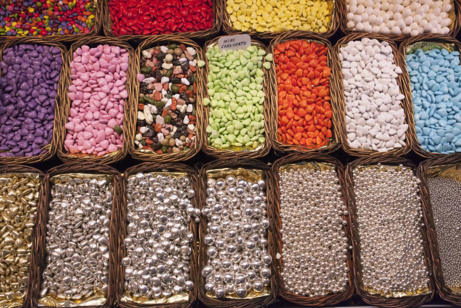 dulces, jaleas de diferentes colores, en cestas en estanterías, España