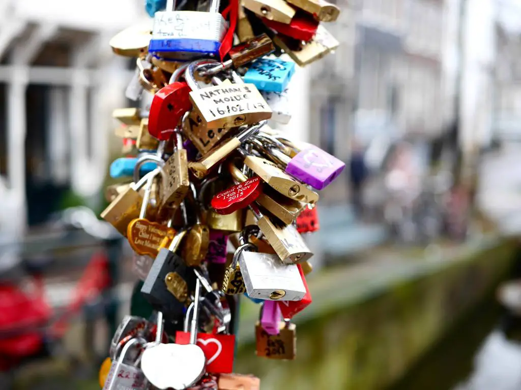 Candados en el Love Lock Bridge en Amsterdam. Uno de los lugares más instagrameables de Ámsterdam.