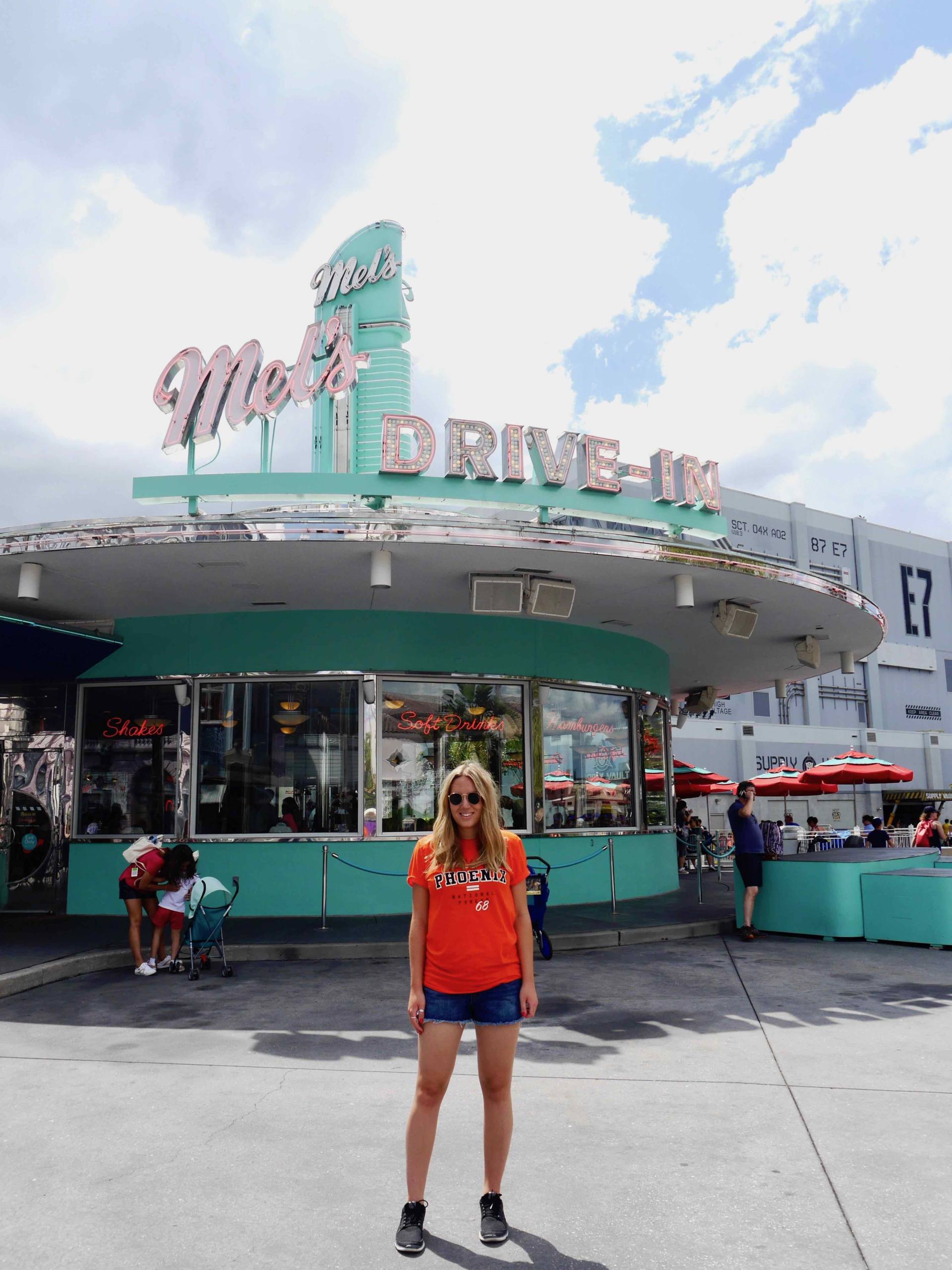 Cosas que debe saber antes de visitar Universal Studios Orlando | Travelista Jess Gibson Mels conducir en el restaurante