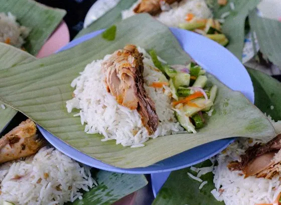 Nasi Dagang es un alimento elaborado con arroz glutinoso, leche de coco, coco rallado y pescado