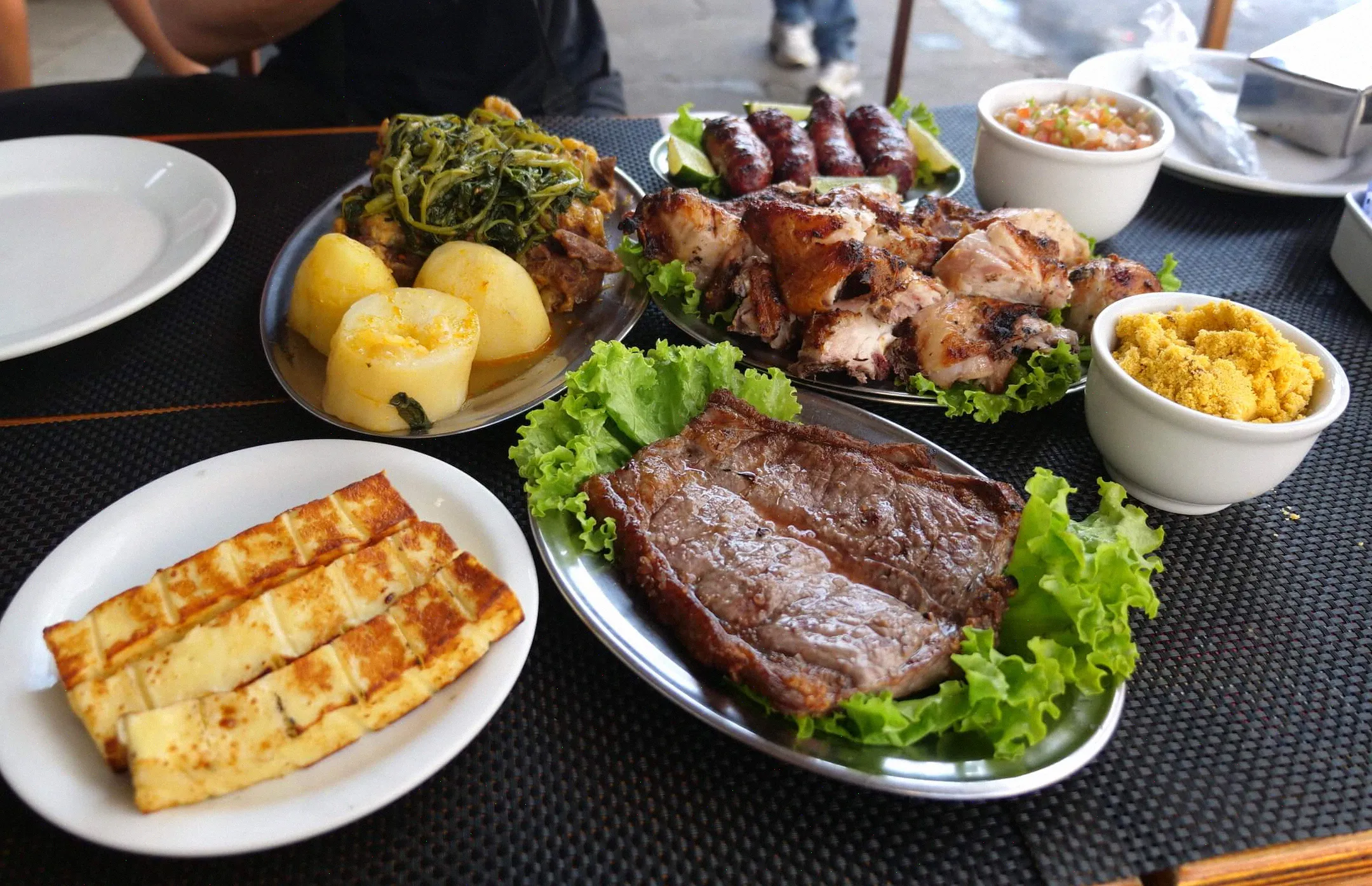 Vale la pena visitar Río solo por la comida, Bar Cafe Rex sirve deliciosas carnes, bocadillos y bebidas para su comida del mediodía.
