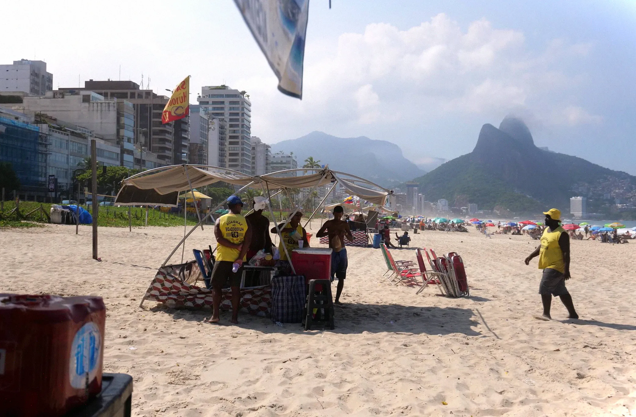 Bebidas refrescantes en la playa, no hay nada más clásico en Río que una Caipirinha en la playa de Copacabana