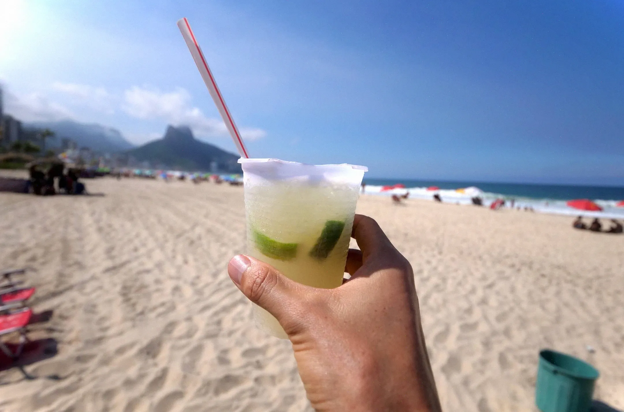 Hecha de cachaca, alcohol de caña de azúcar, hielo y lima, esta es posiblemente la bebida más famosa de Brasil.