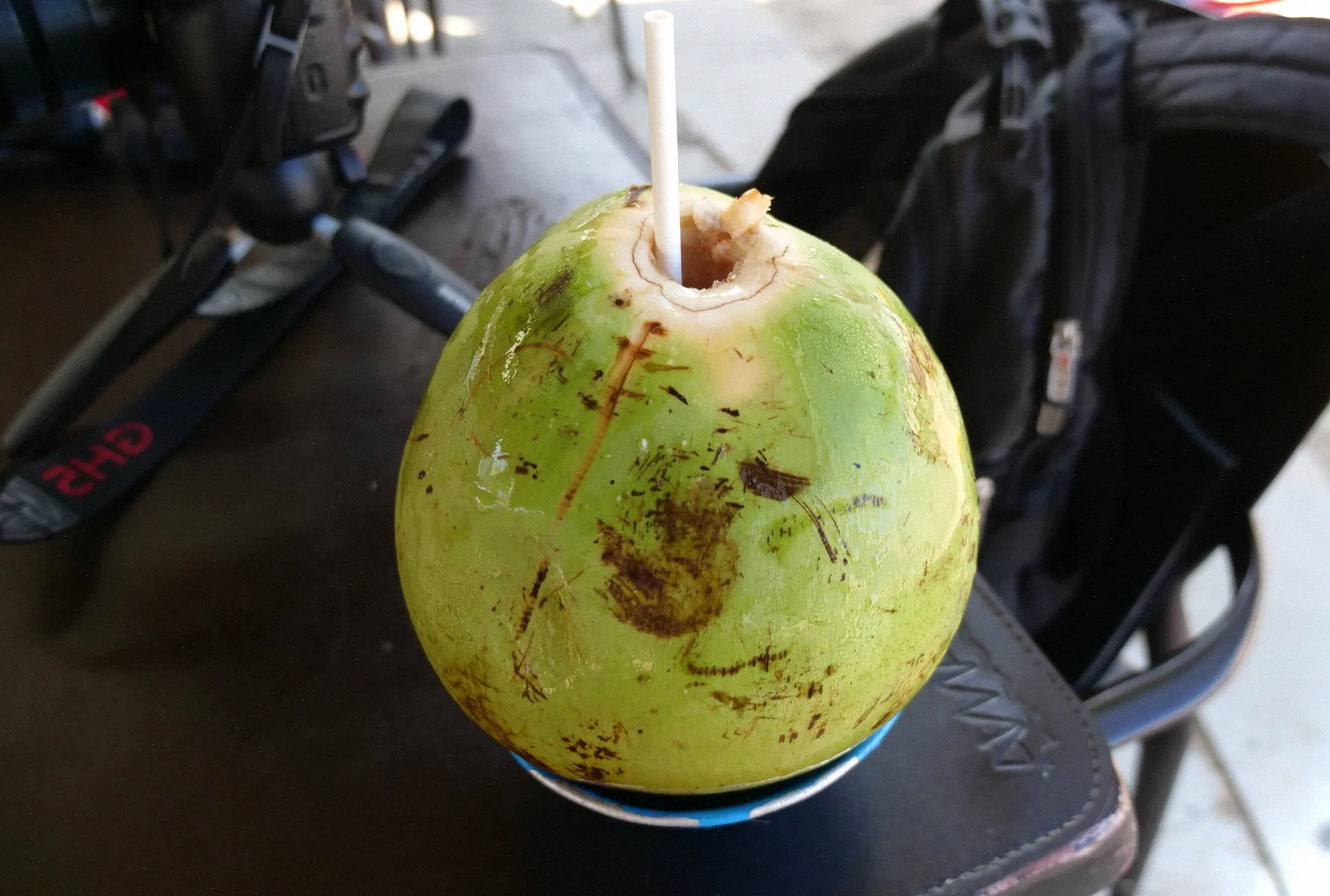 No hay mejor manera de mantenerse hidratado que con agua de coco, y estas suelen costar alrededor de 6 o 7 reales en la playa de Ipanema.