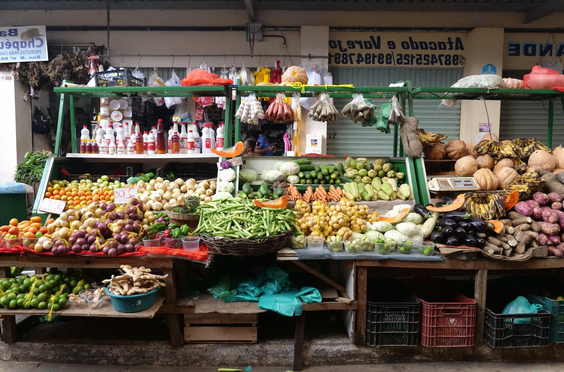 una gran selección de frutas y verduras locales, pero también comida cocinada aquí en el mercado de productos frescos de São Joaquim