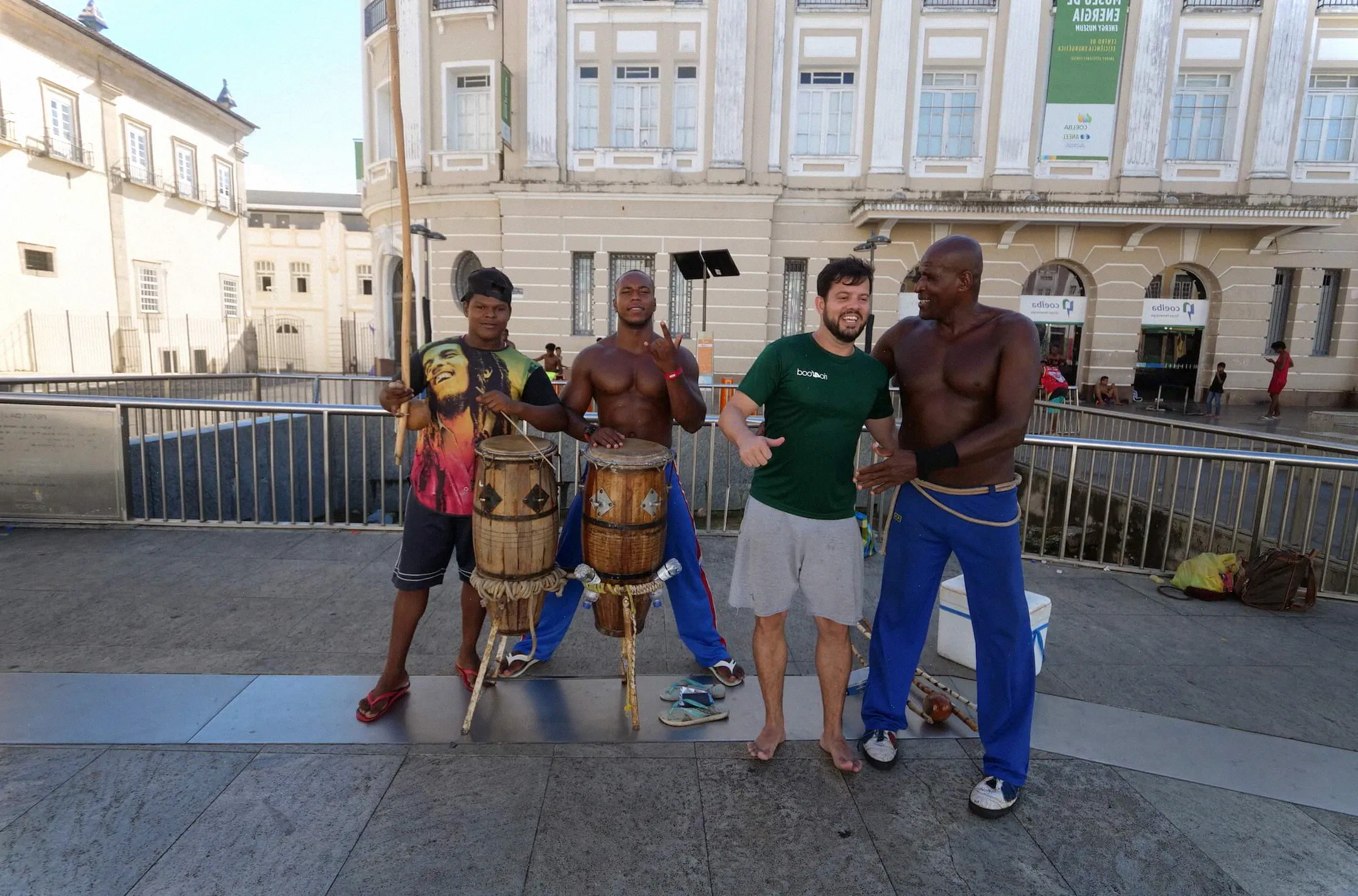 Este grupo de chicos amigables (e increíblemente en forma) mantienen sus habilidades de Capoeira