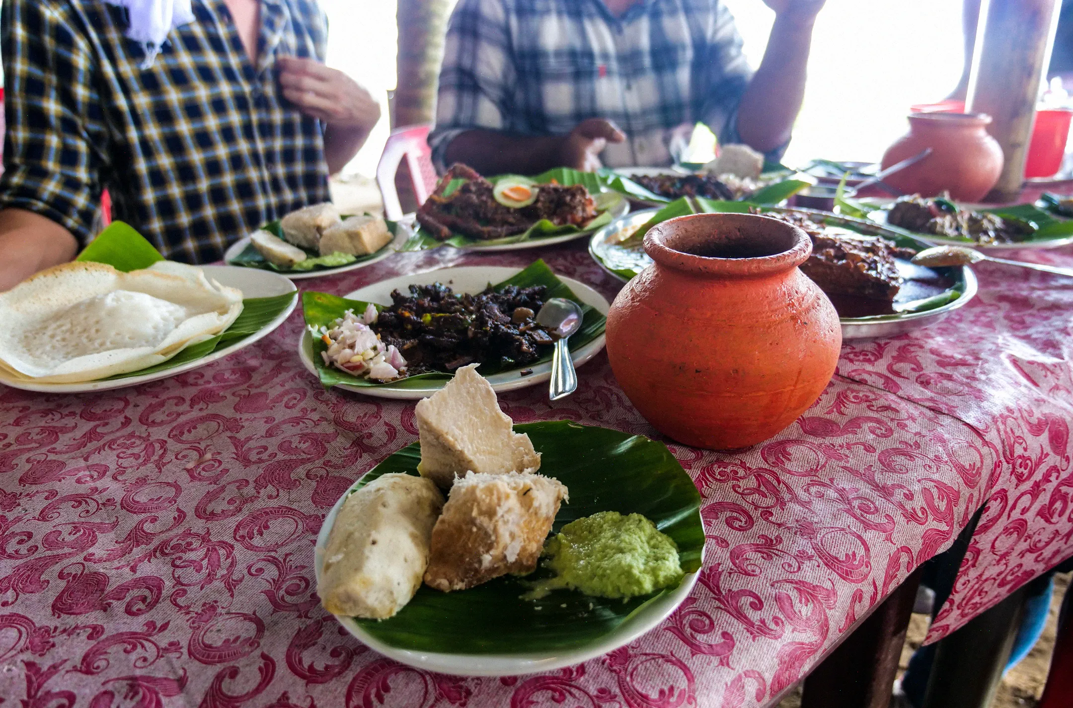 el coco toddy, el vino de palma local de Kerala, es la única bebida que necesitará cuando coma la comida más picante de Kerala