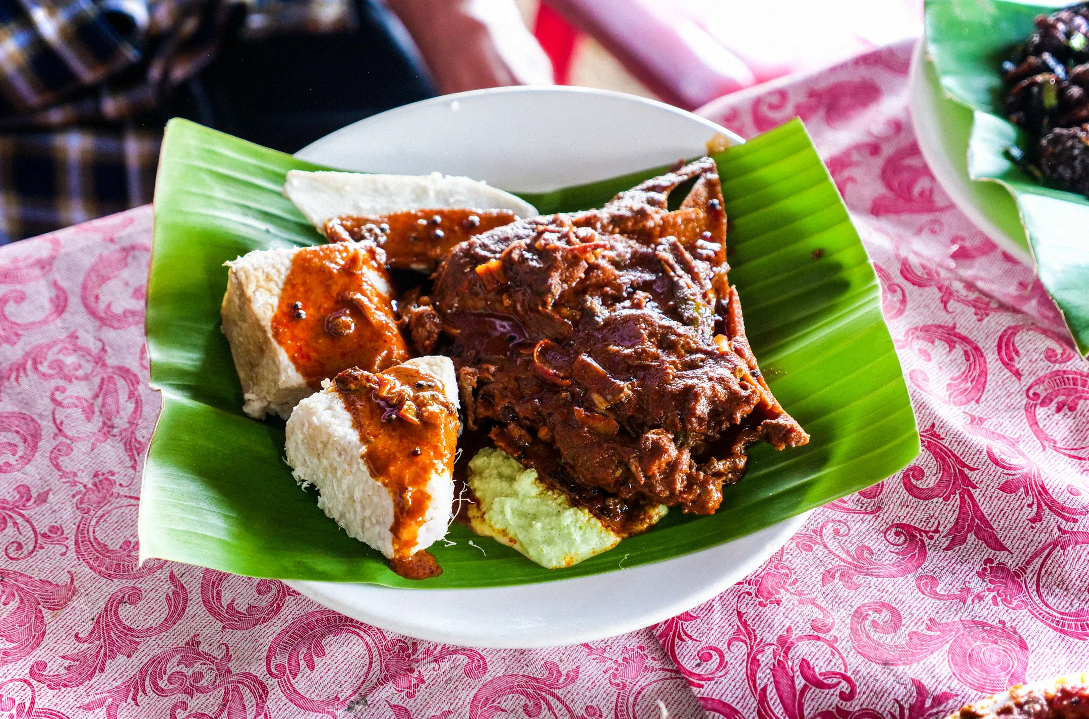 La tapioca es el carbohidrato que suele acompañar al curry de pescado rojo intenso al estilo de Kerala.