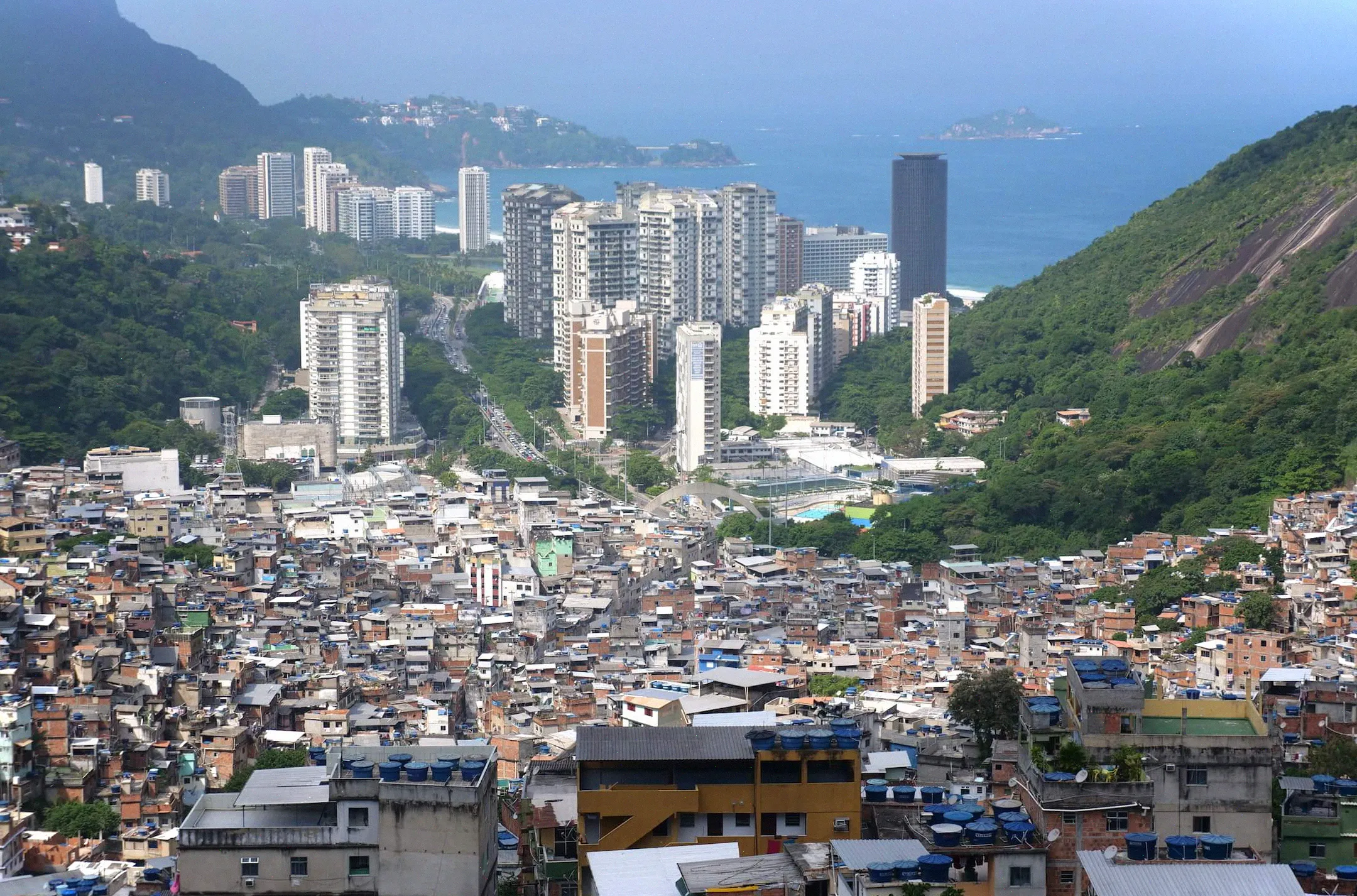 Impresionante vista desde la Puerta del Cielo a Rocinha Favela en Río