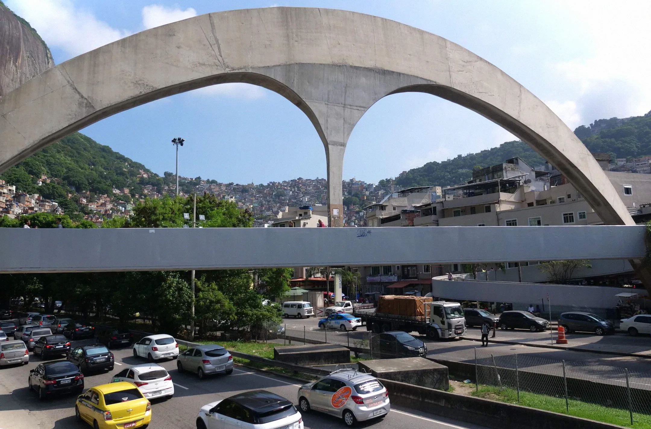 Toma un autobús o un taxi y bájate cuando veas este enorme arco sobre la entrada a la favela de Rocinha.
