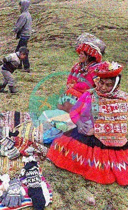 Mujeres tejedoras del Perú en el tour de aventuras de Lares en los Andes que flanquean el Valle Sagrado