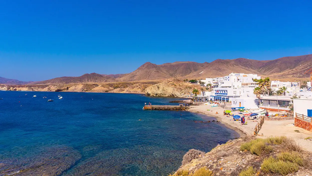 Descubre la belleza de La Isleta del Moro: Un paraíso escondido en Almería