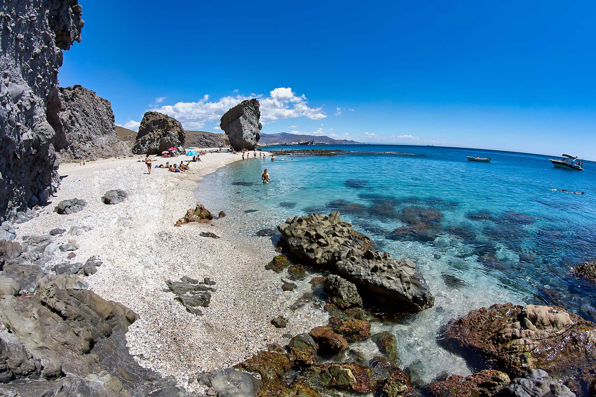 Descubre la belleza de la Playa de Carboneras: un paraíso en Almería
