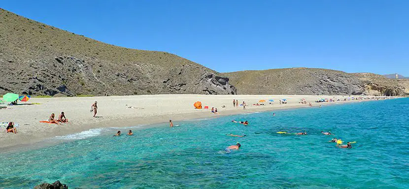 Descubre la belleza oculta de la Playa de Los Muertos en Almería