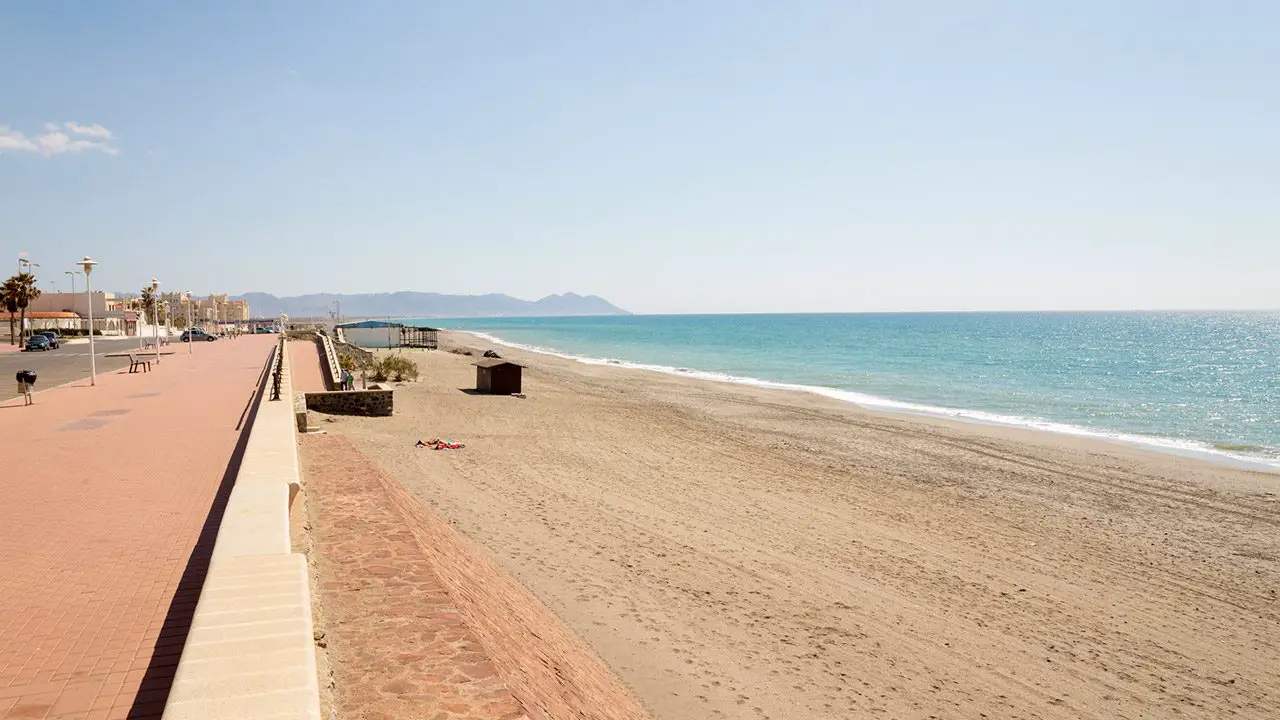 Descubre la belleza y tranquilidad de la Playa de Retamar en Almería