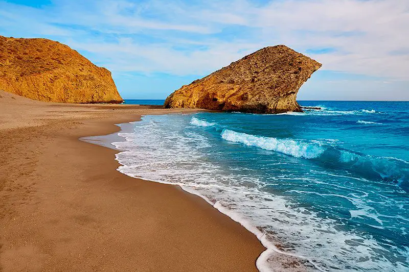 Descubre la majestuosidad de la Playa de Monsul: Un paraíso en Almería