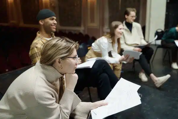 Teatro Off-Broadway: Descubre Producciones Innovadoras En Escenarios Íntimos El teatro Off-Broadway en Nueva York es una forma fascinante de experimentar la vanguardia escénica