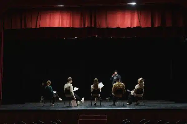 Teatro Off-Broadway: Descubre Producciones Innovadoras En Escenarios Íntimos Teatro Off-Broadway