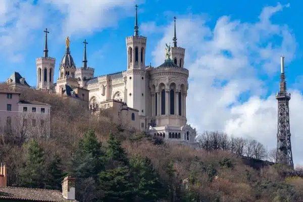 Lyon: una ciudad de cultura, historia y arquitectura 1. La Basílica de Notre-Dame de Fourvière