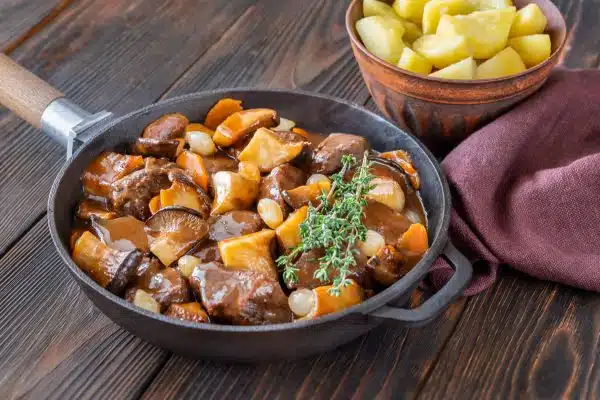 Boeuf Bourguignon: Explorando los Sabores de la Gastronomía Francesa Boeuf Bourguignon
